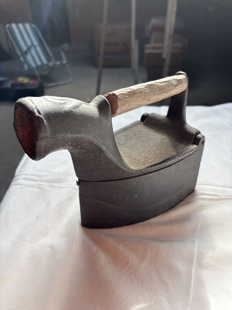 Ferro de engomar antigo em ferro fundido