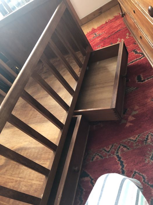 Cama de grades em madeira maciça com colchão