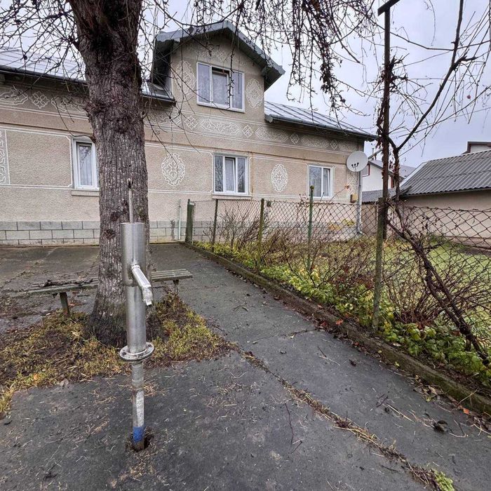 Продаж 2-х будинків за ціною одного в с.Нижнів ,Івано-Франківська обл.