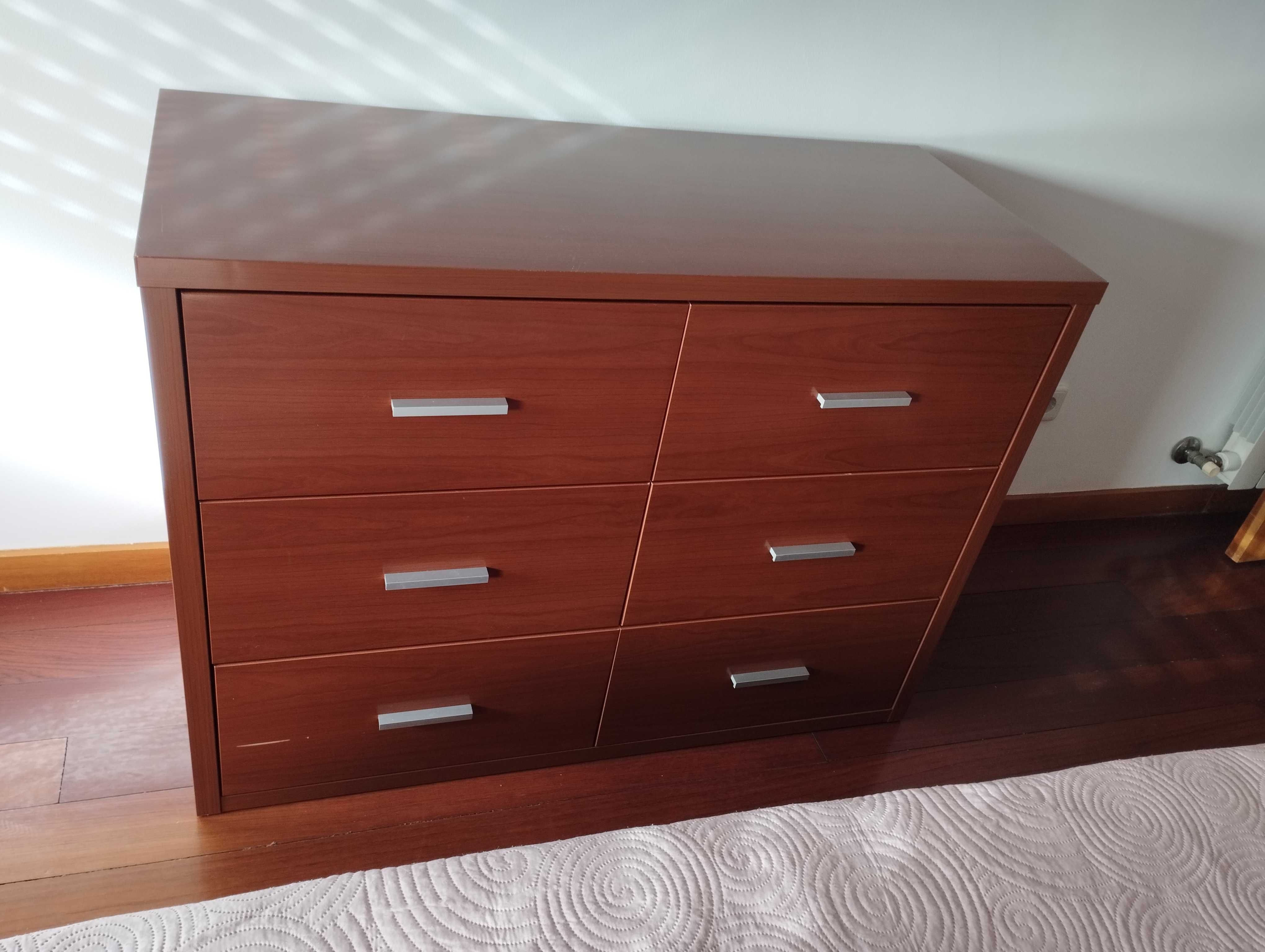 Cama casal king size c/estrado mesinhas e comoda - Bom estado