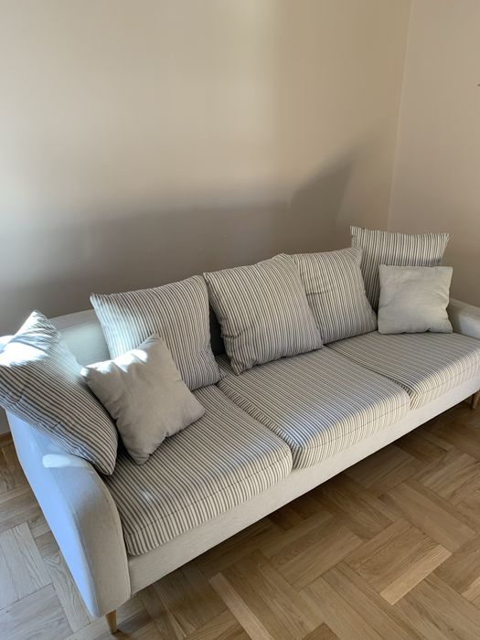 Elegancka jasna sofa na nóżkach z funkcją spania- rozkładana