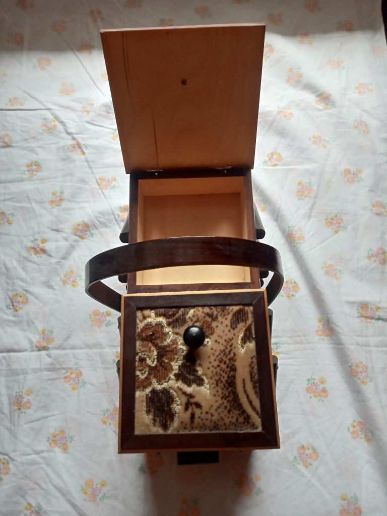 Drewniana szkatułka, kuferek obity materiałem vintage