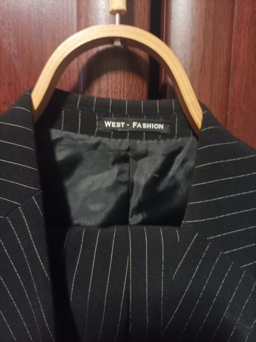 Продам чоловічий класичний костюм.