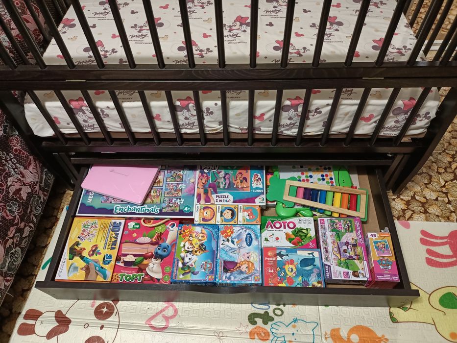 Дитяче дерев'яне ліжечко