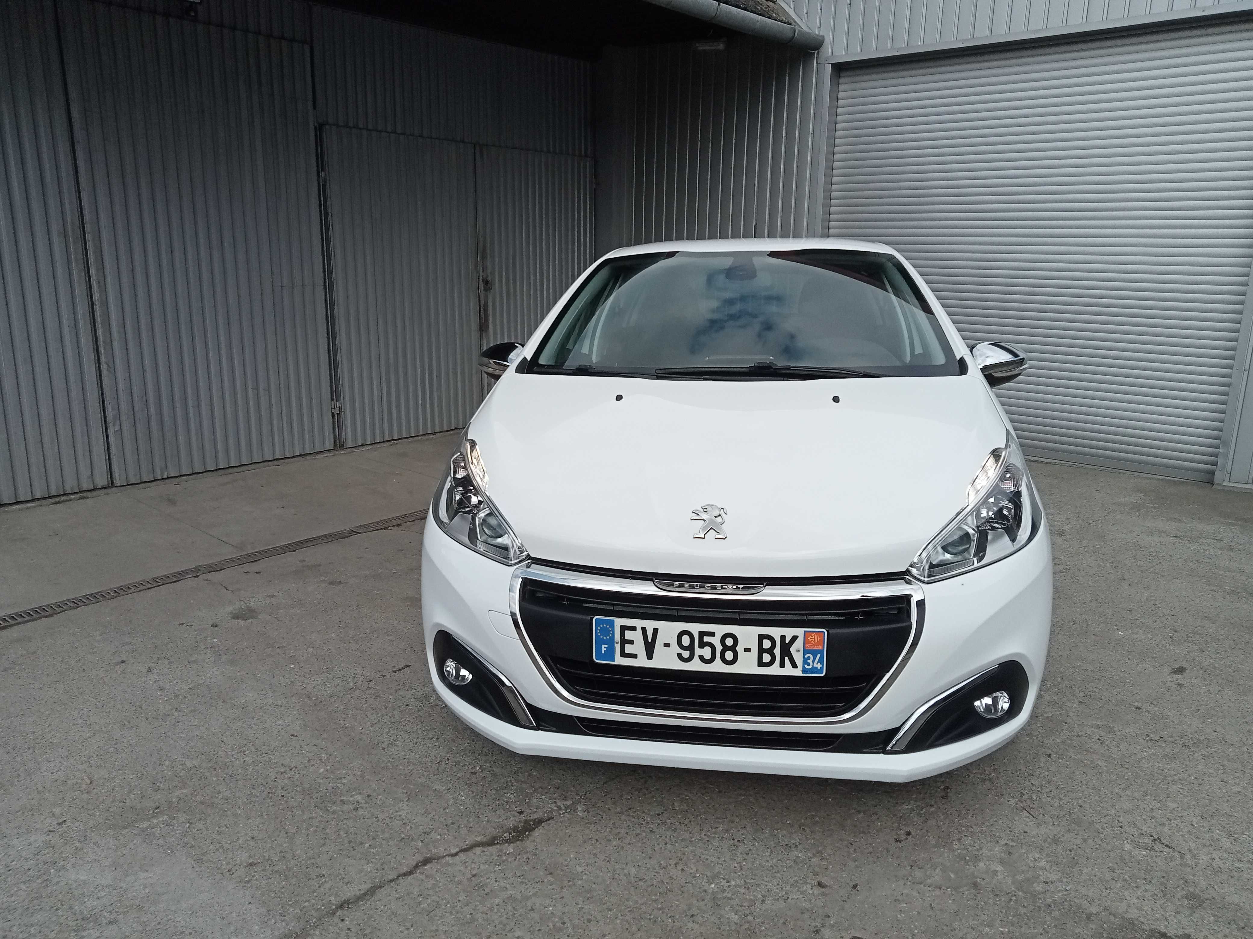 peugeot 208  1.2 82 km navi tablet