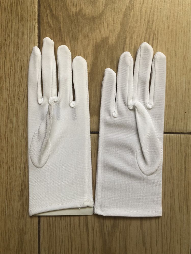 Białe rękawiczki na Komunię