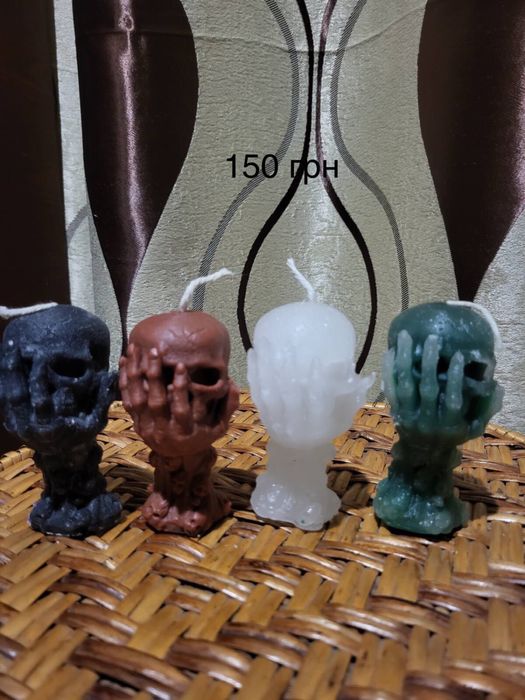 Свеча с черепами (ручная работа)