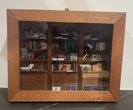 Biblioteca 3D em miniatura com dezenas de pequenos livros