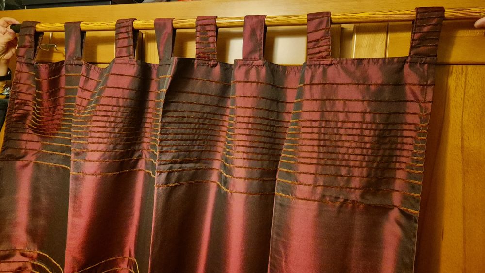 Três cortinas bordô metalizado