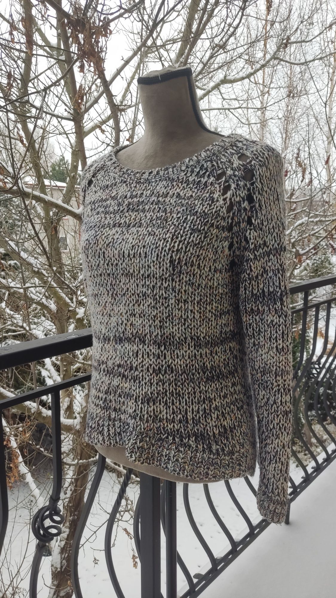Piękny sweter z dzianiny rozmiar M