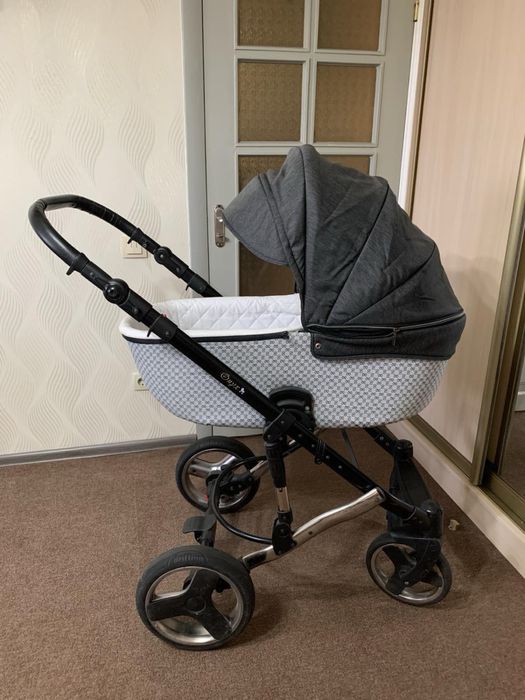 Дитячий візок люлькового типу зміцним каркасом і внликими колесами……..