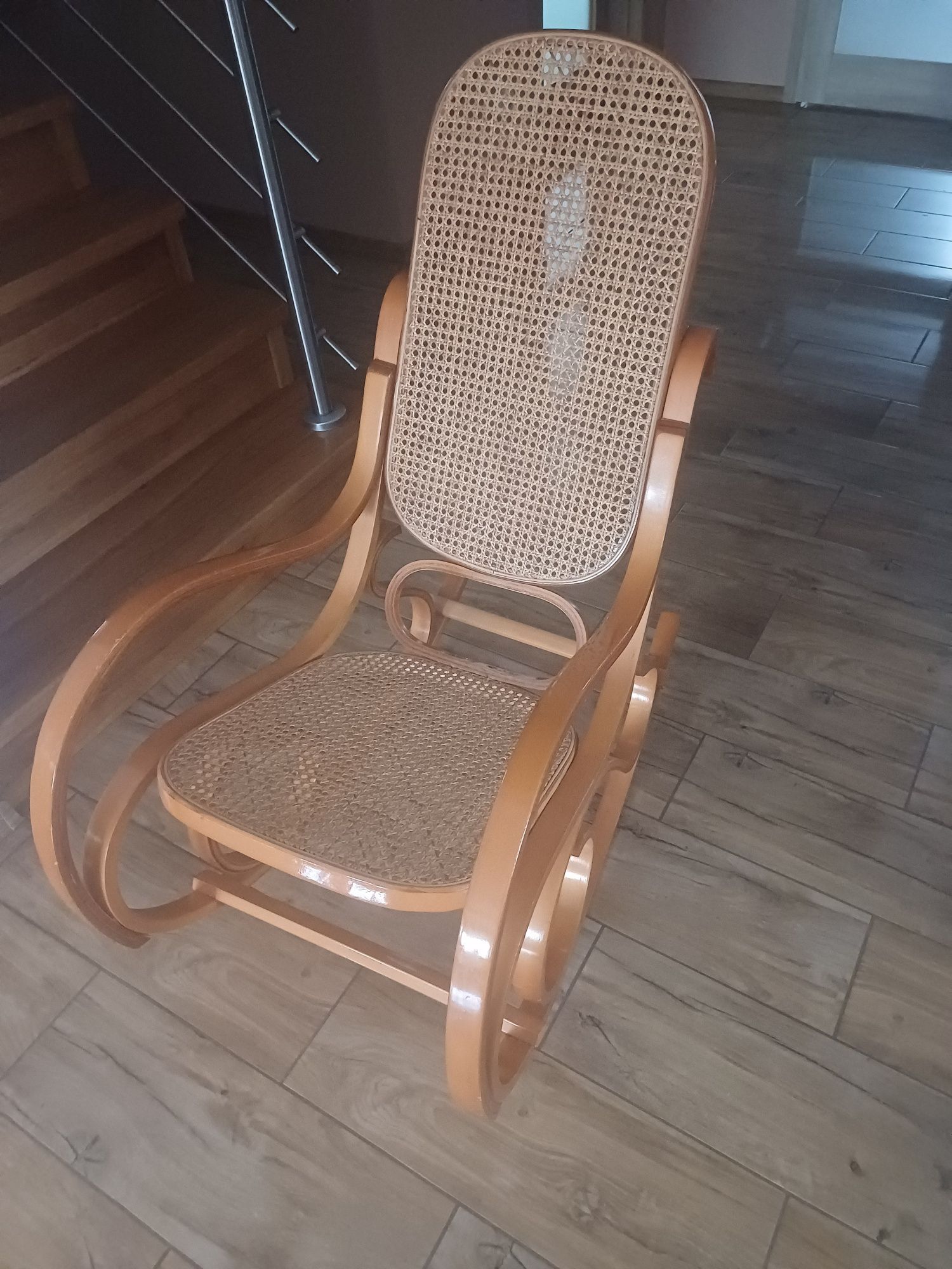 Fotel drewniany bujany z plecionką