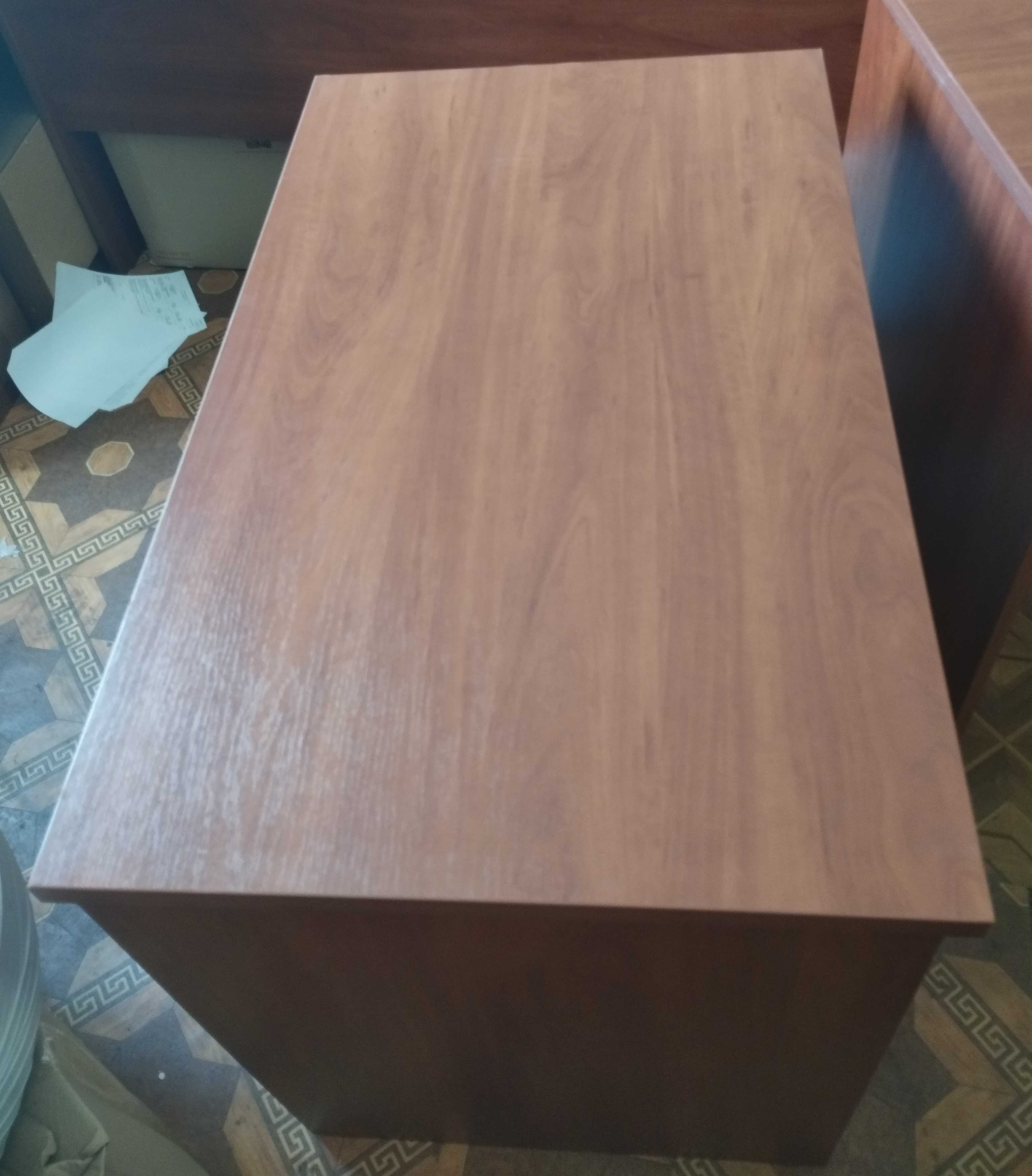 Небольшой офисный столик ширина 100 см  хорошее состояние