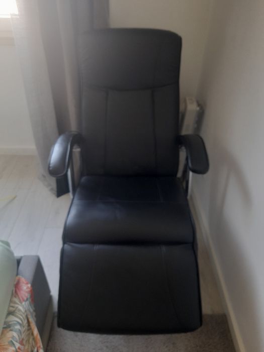 Chaise longue em pele preta