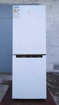 Холодильник Indesit 170см новое состояние 3 года