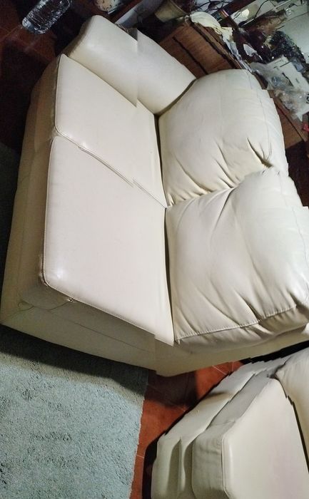 Sofá em pele bege de canto