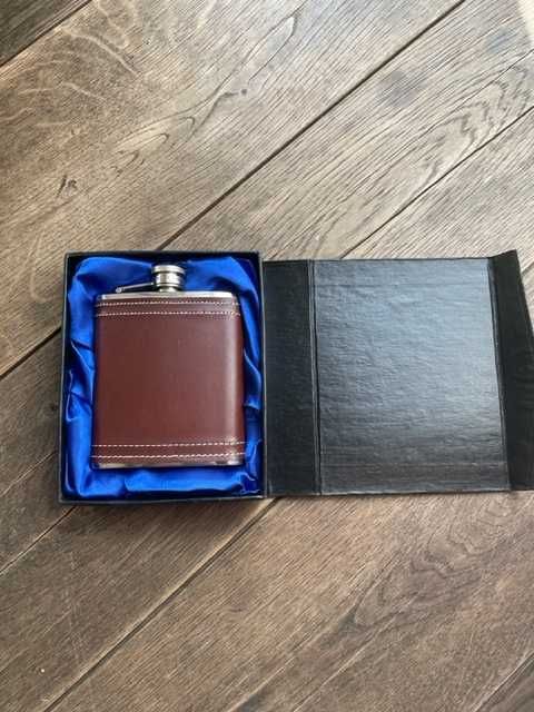 Na zimę wspaniała nierdzewna piersiówka, wykończona skórą!