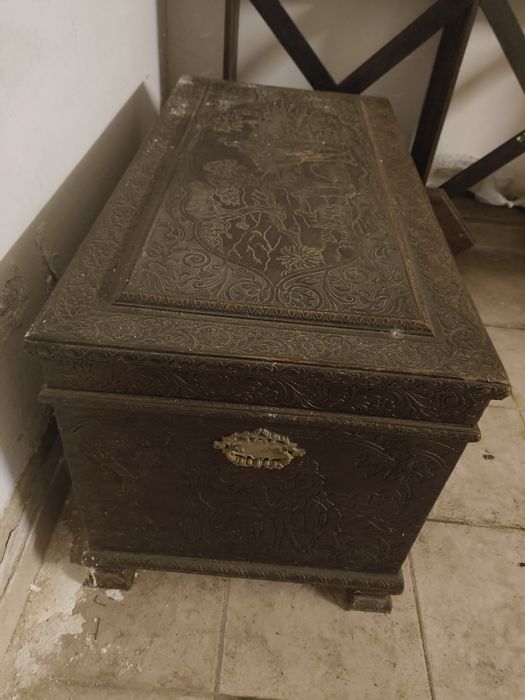 Baú/arca antiga de madeira maciça