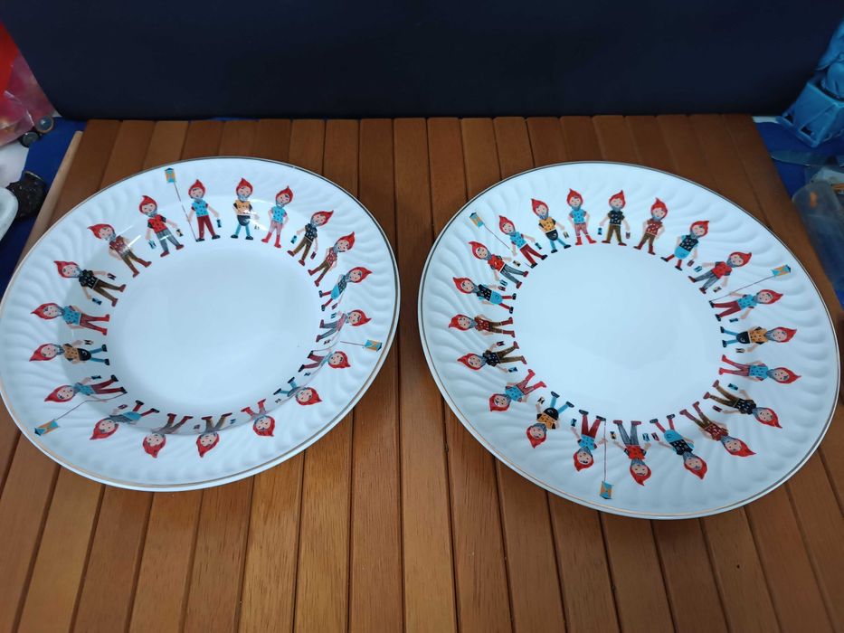 Raro conjunto de dois pratos da Vista Alegre Motivo Gnomos