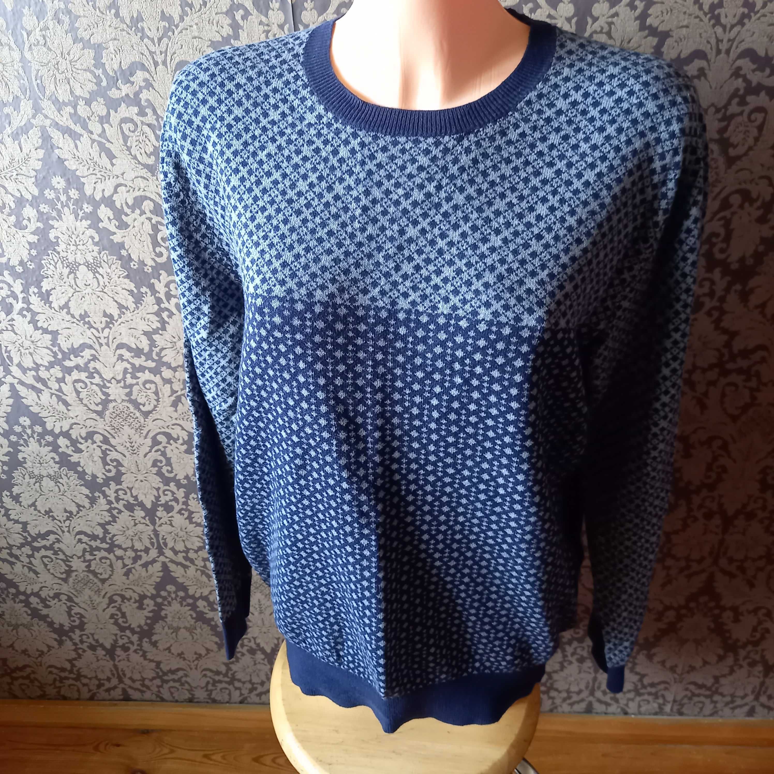 granatowy sweter we wzory