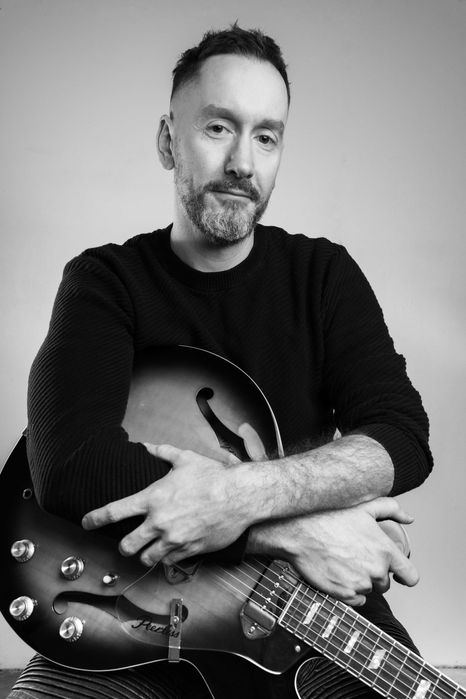 Nauka gry na gitarze - profesjonalny muzyk, producent