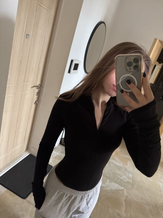 Чорний боді з змійкою посередині