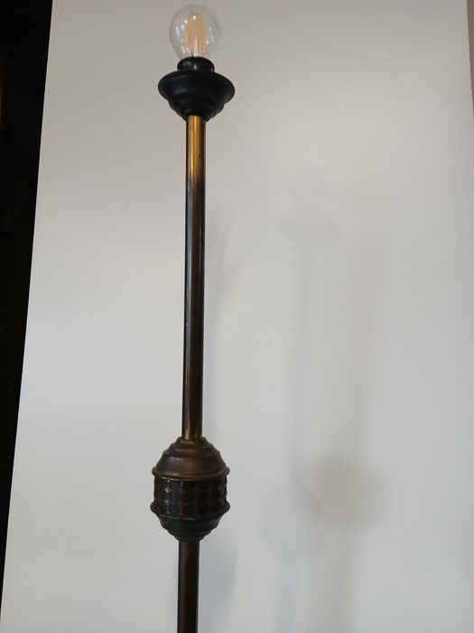 Wysoka lampa stojąca .