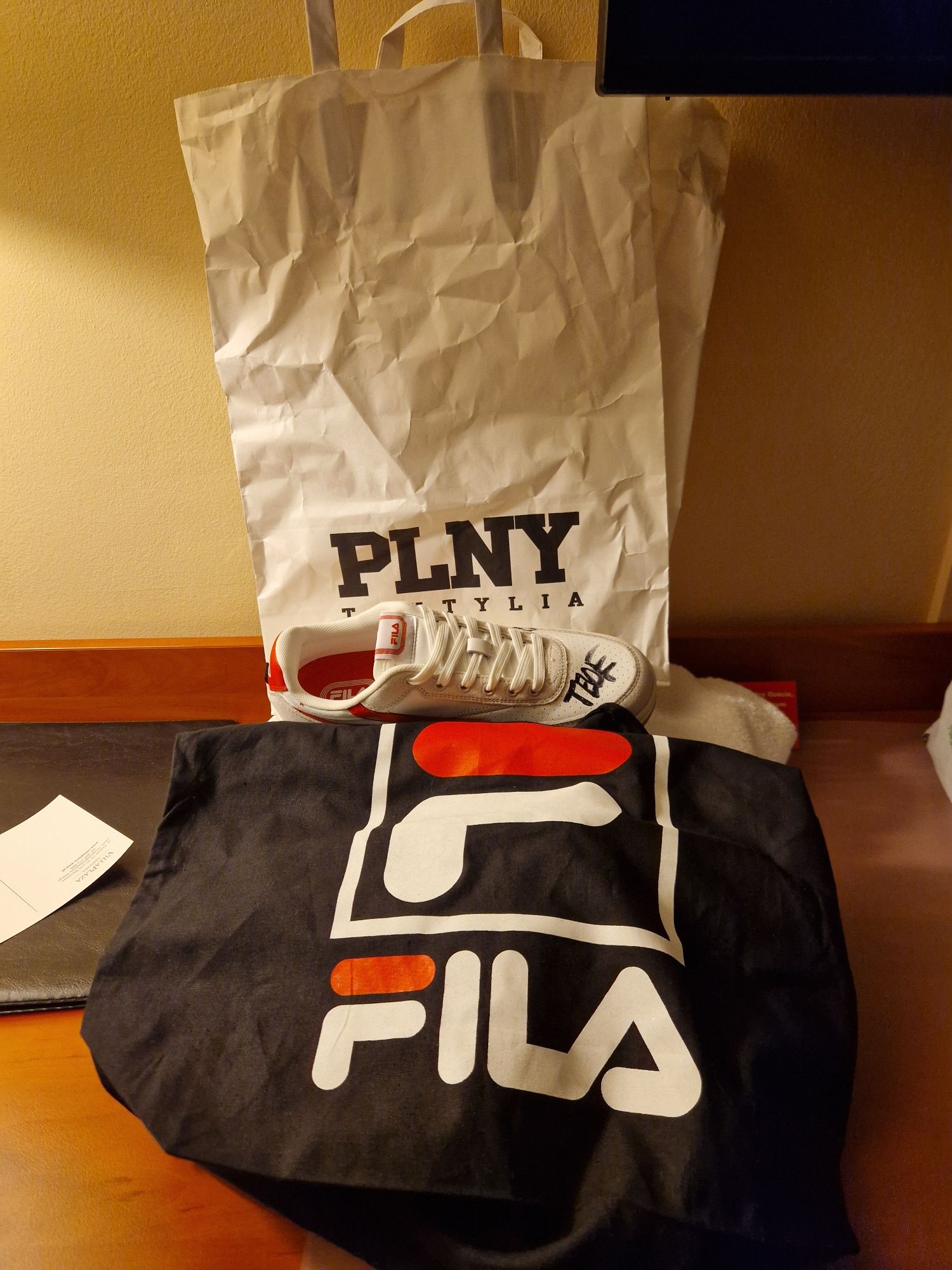 But FILA rzucany podpisany przez Tedego PLNY na koncercie Kurt Rolson