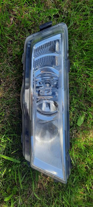 Reflektor zdezrzaka przeciwmgielny prawy LED Skoda Rapid 2017.