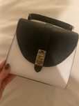 Mala Guess branco e preto