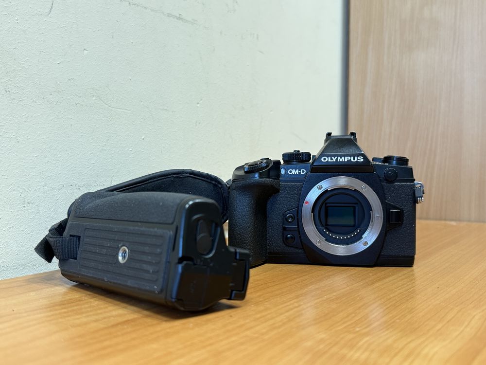 Aparat Olympus OM-DE-1. Falgowiec. Grip + lampa błyskowa.