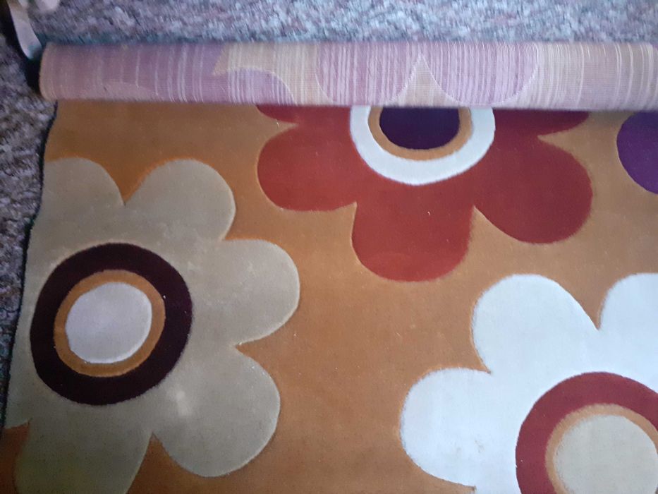 Dywan  140x200 w kolorowe kwiaty na pomarańczowym tle