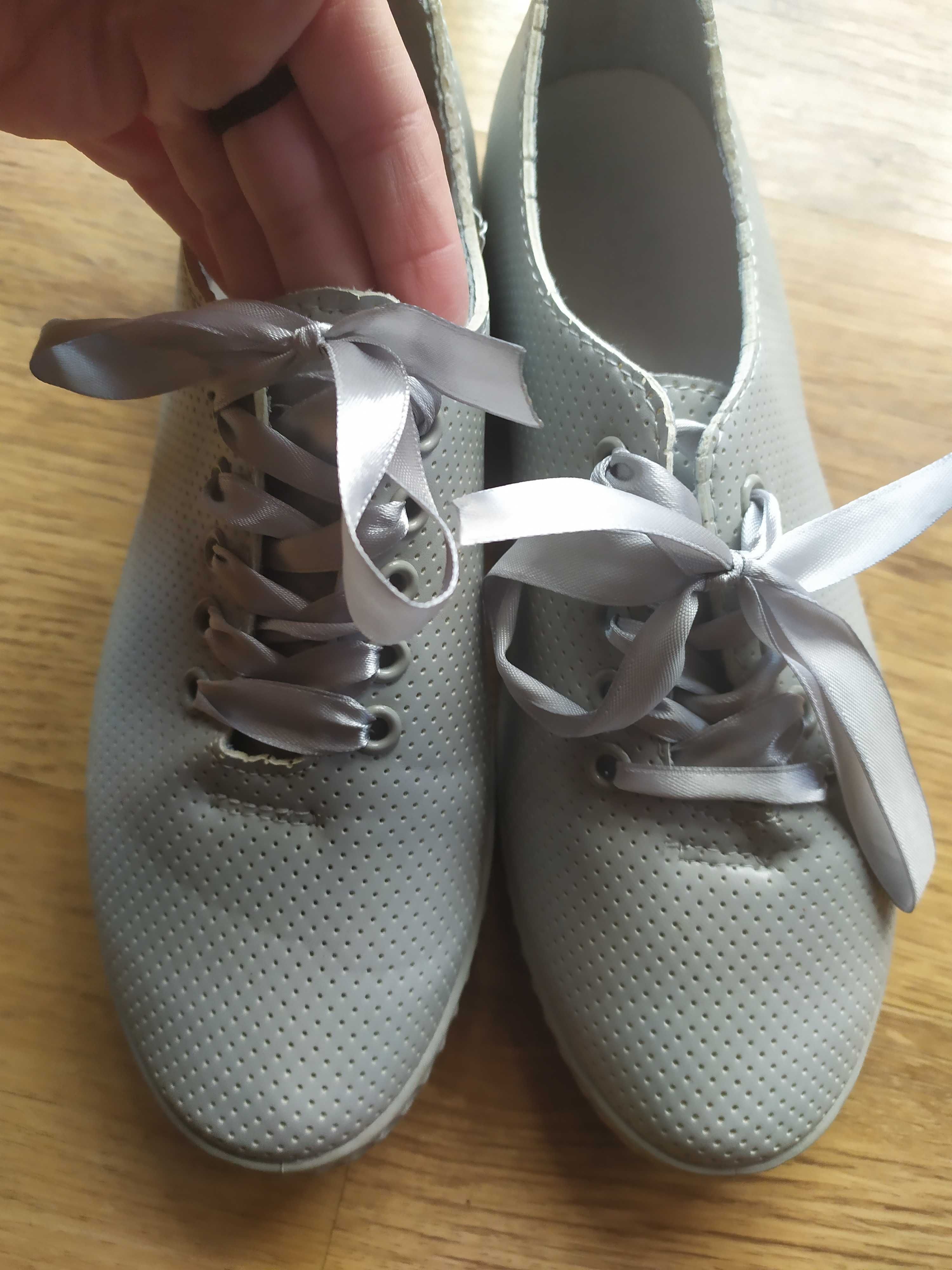 Buty damskie szare z tasiemką