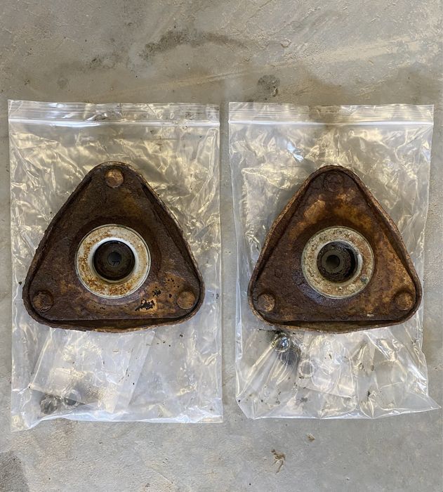 Опори передні з підшипниками 2шт на стойки Lancer 9