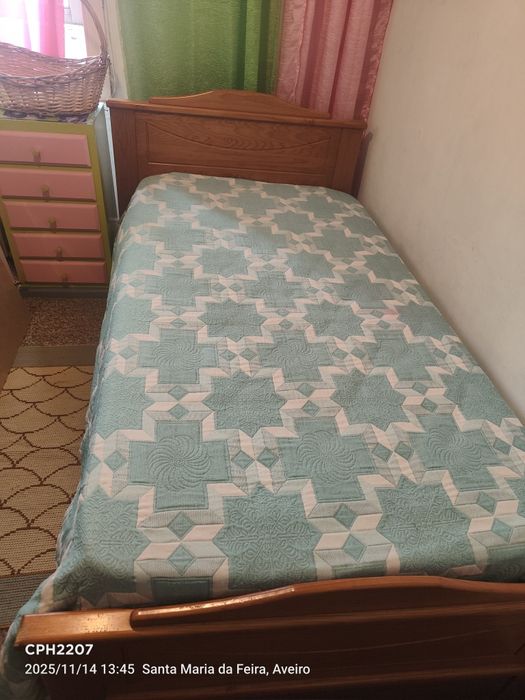 cama de solteiro mais mesinha de cabeceira
