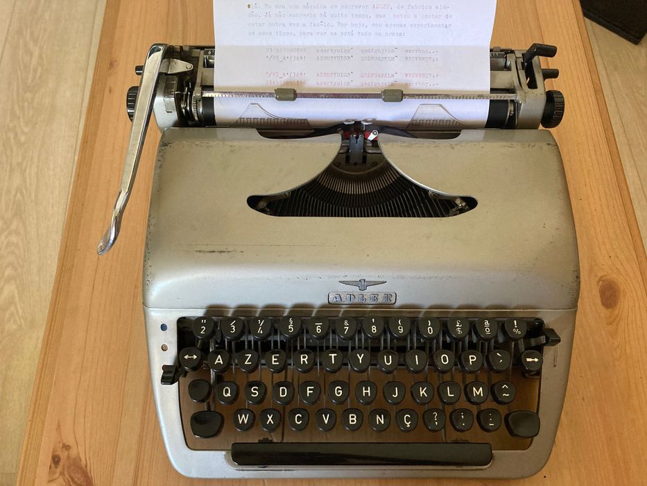 Máquina de Escrever ***
Marca Adler