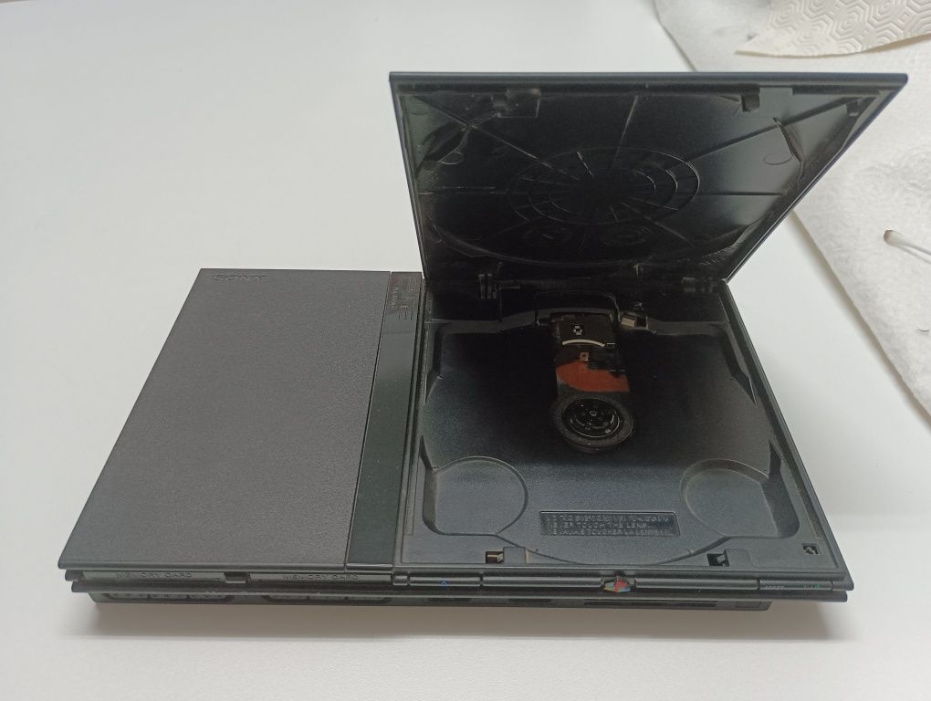 PS2 slim com cabos, 1 comando, 1 cartão de memória e 6 jogos