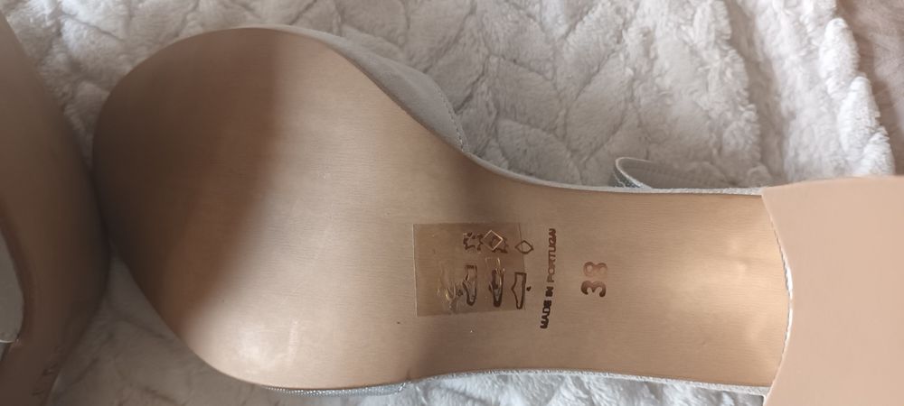 Sandálias em pele prateadas NOVAS