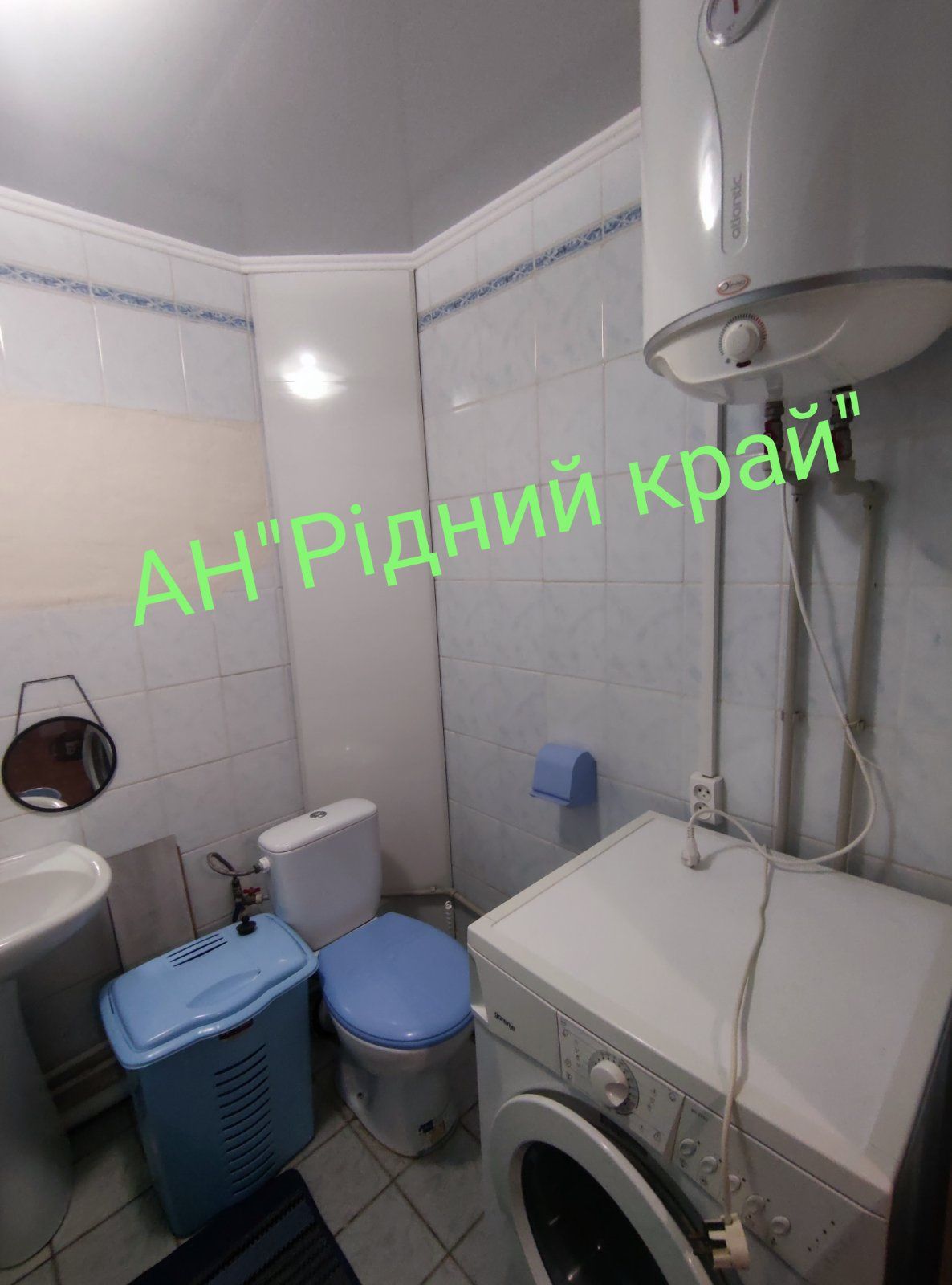 Здається простора 1а кв з 2я диванами.