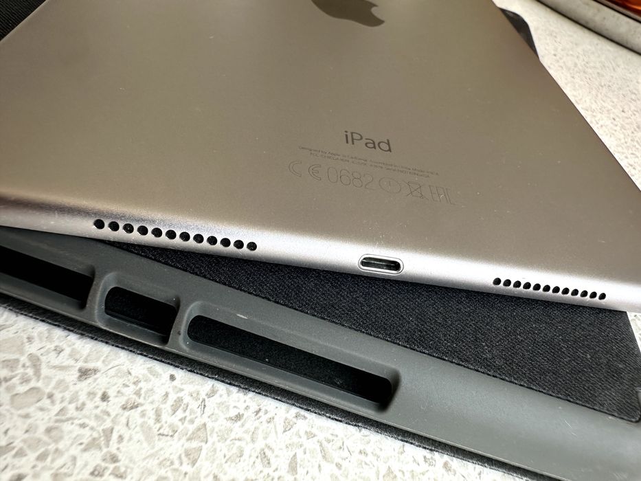 iPad Pro 9.7-inch Wi-Fi + Cellular 128GB Model A1674