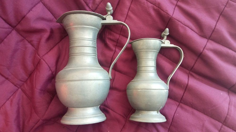 Cynowe stare dzbanki z pokrywką