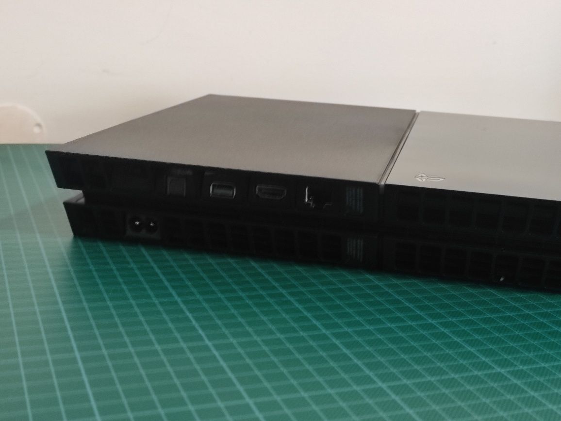 PlayStation 4 + 2 comandos