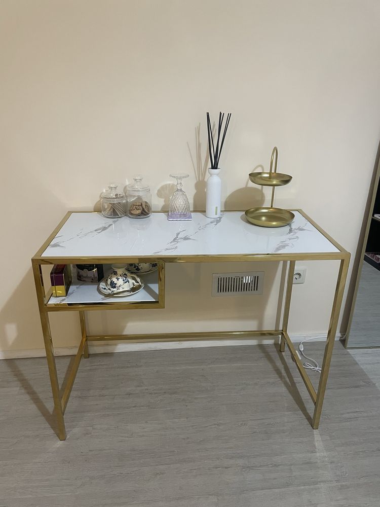 Mesa dourada SKLUM