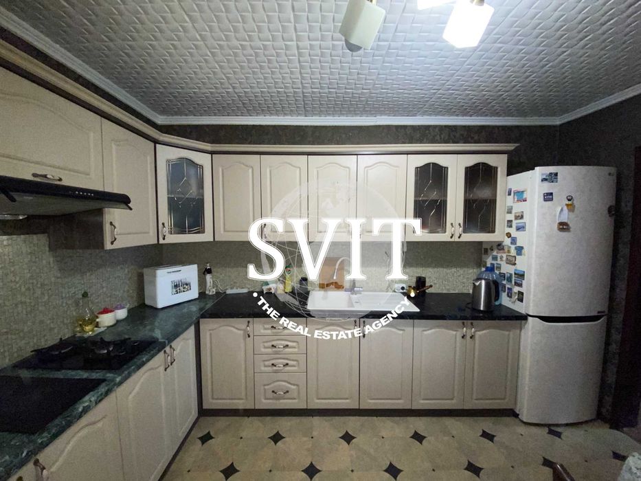 Продам заміський будинок з великим фермерським господарством