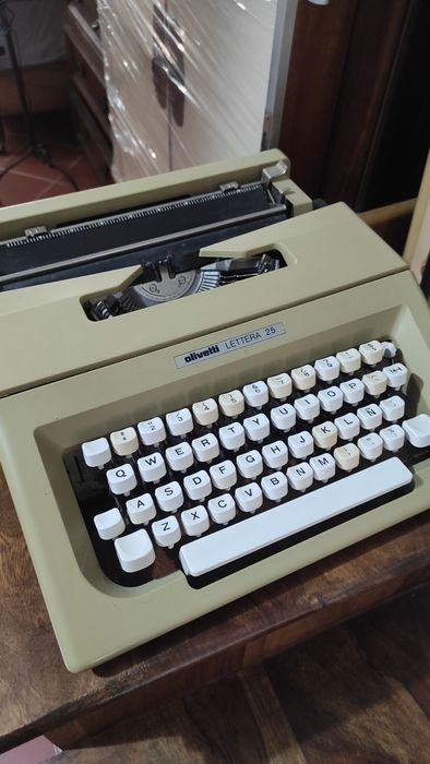 Máquina de escrever portátil Olivetti Lettera 25 Anos 70