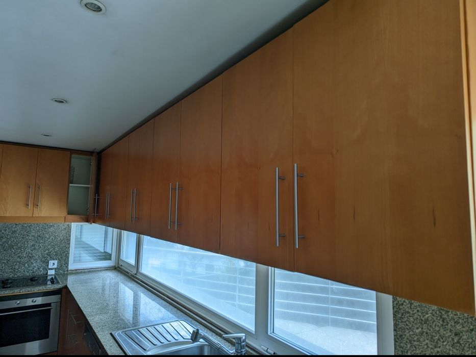 Cozinha totalmente equipada, em bom estado de conservação.