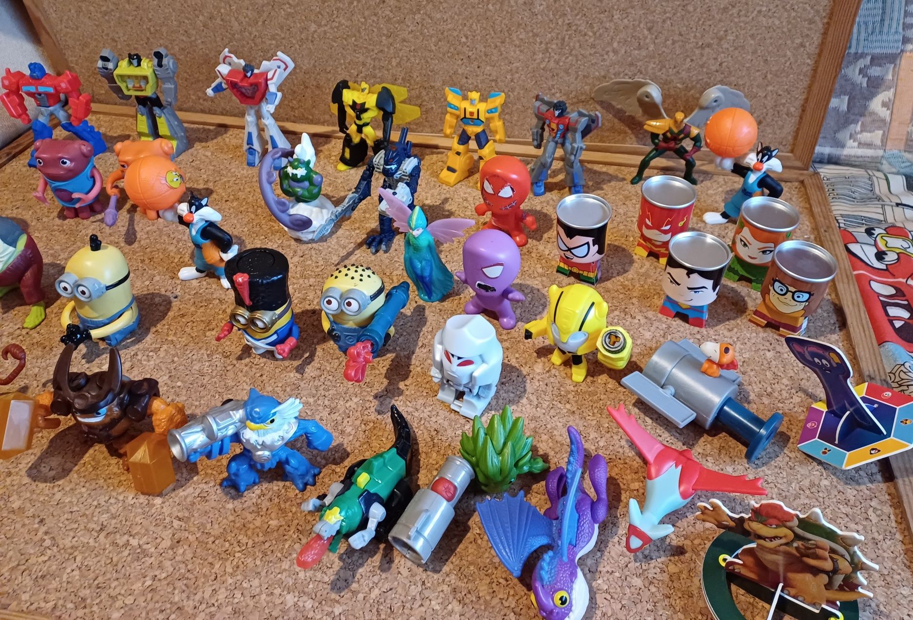 Várias coleções McDonald's, brinquedos, minions, Robô, super herói...