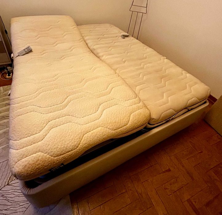 cama de casal com estrado elétrico articulado e colchões