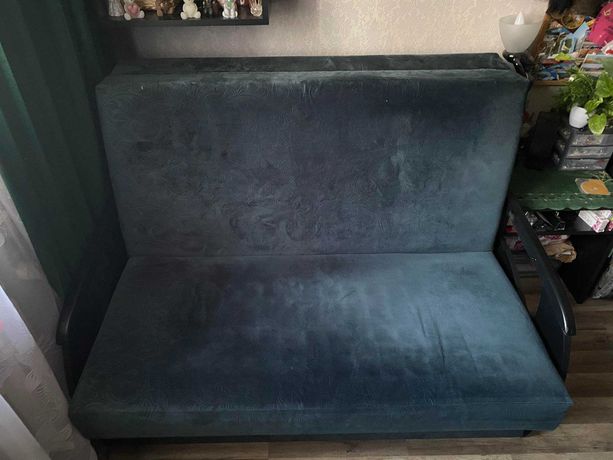 Używana welurowa sofa rozkładana z funkcją spania