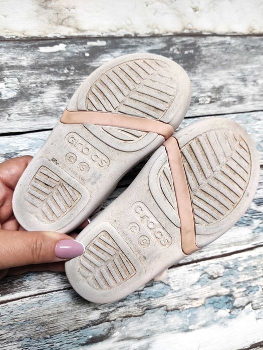 Crocs pudrowe sandałki z ozdobną kokardką dla dziewczynki 25/26